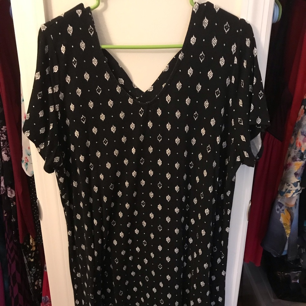 Like New Torrid black and white print shirt